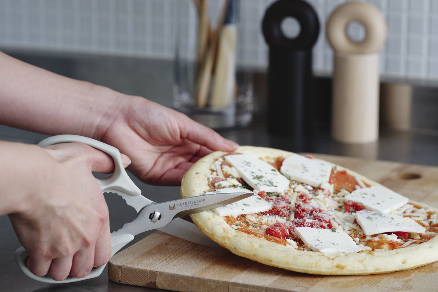 Ｗギザ刃で食材をホールド 冷凍肉にも食い込む！ ムテキバサミ