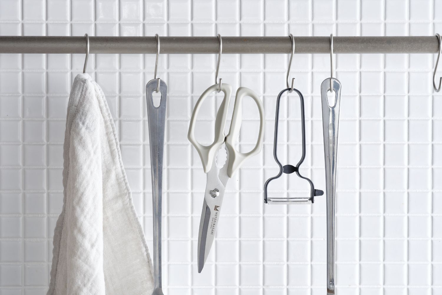 Ｗギザ刃で食材をホールド 冷凍肉にも食い込む！ ムテキバサミ